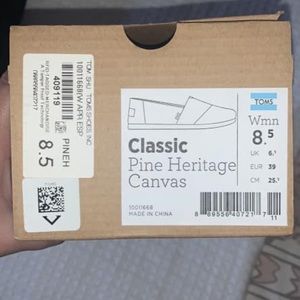 Size 8.5 army green Toms